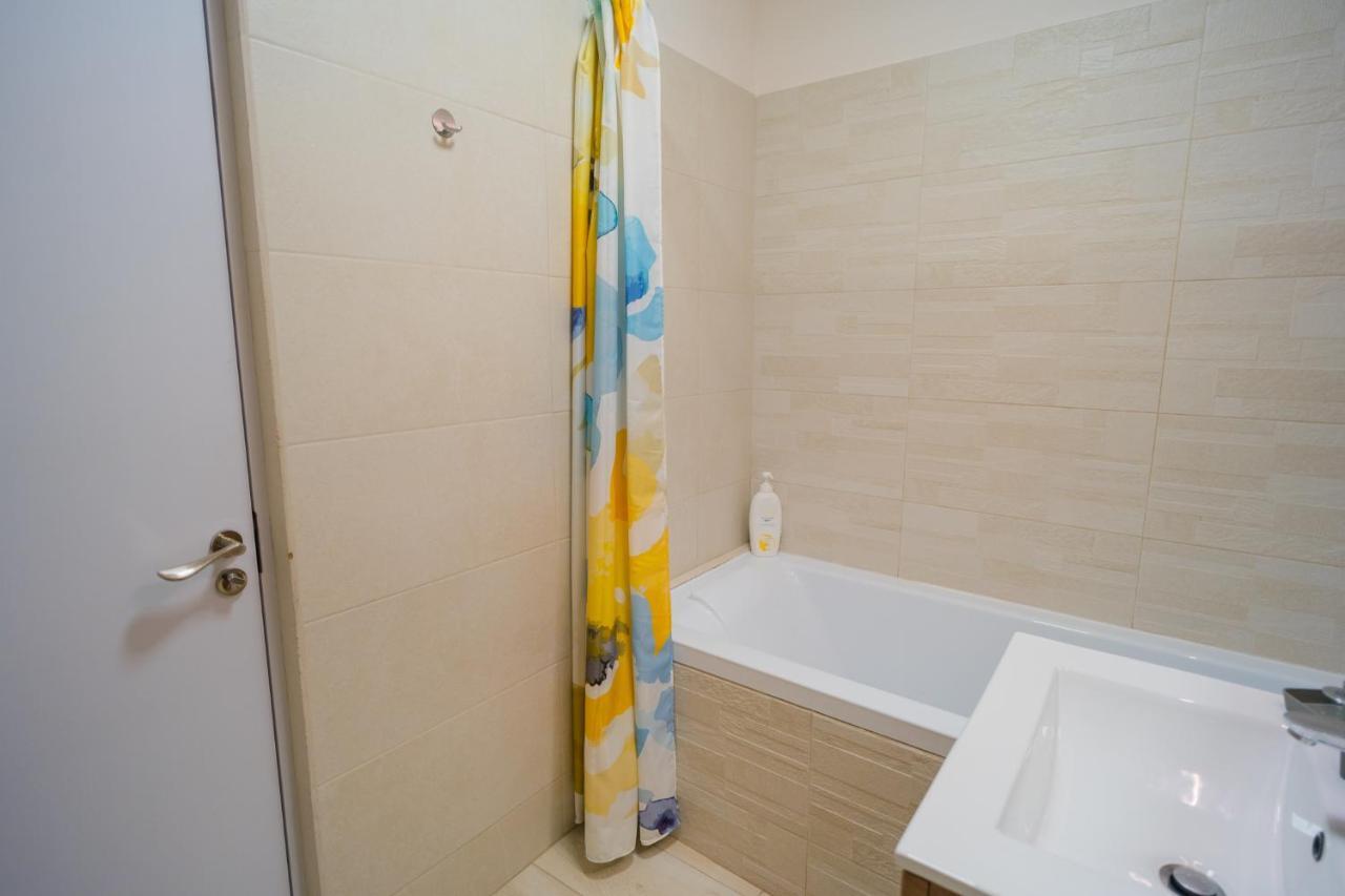 Cozy & Spacious 2Br Apartment With Netflix Bukarest Exterior foto
