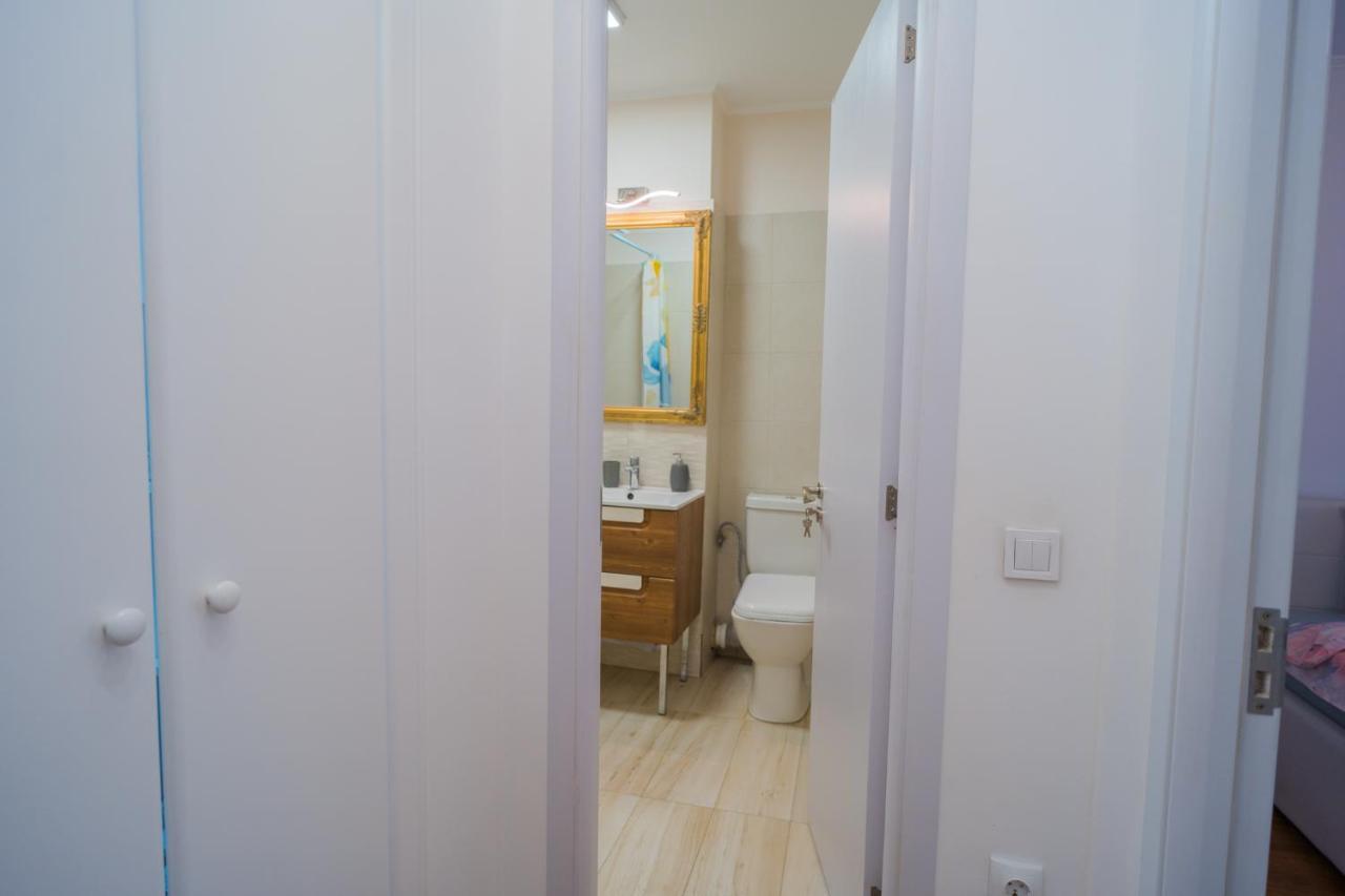 Cozy & Spacious 2Br Apartment With Netflix Bukarest Exterior foto