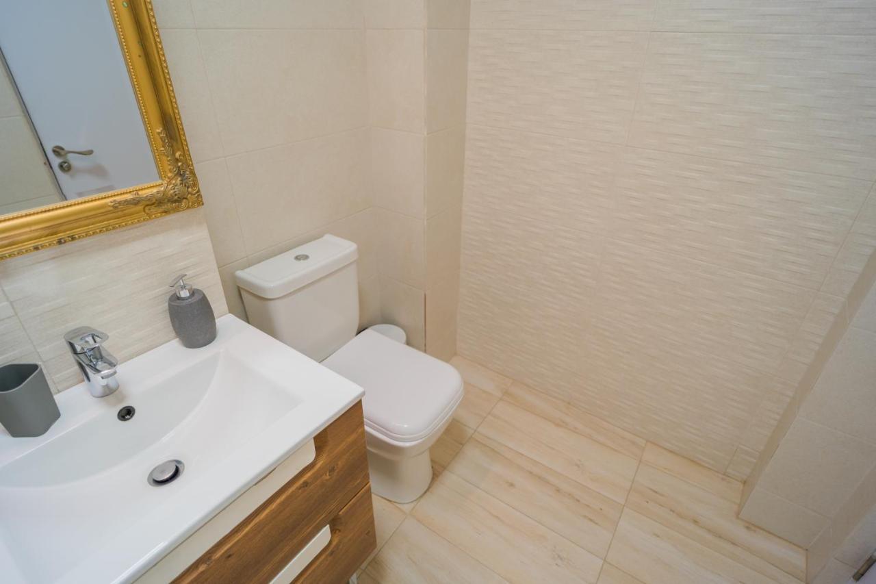 Cozy & Spacious 2Br Apartment With Netflix Bukarest Exterior foto