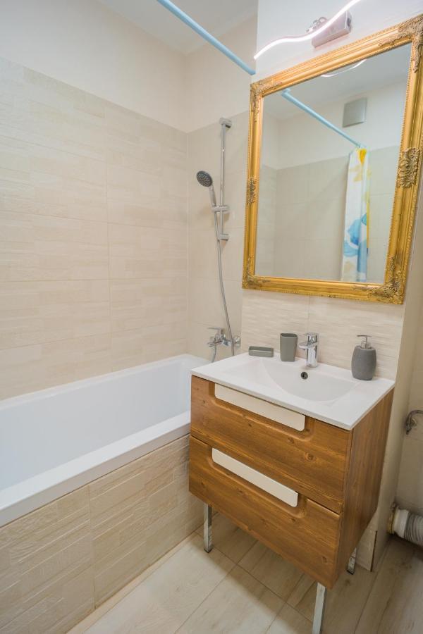 Cozy & Spacious 2Br Apartment With Netflix Bukarest Exterior foto